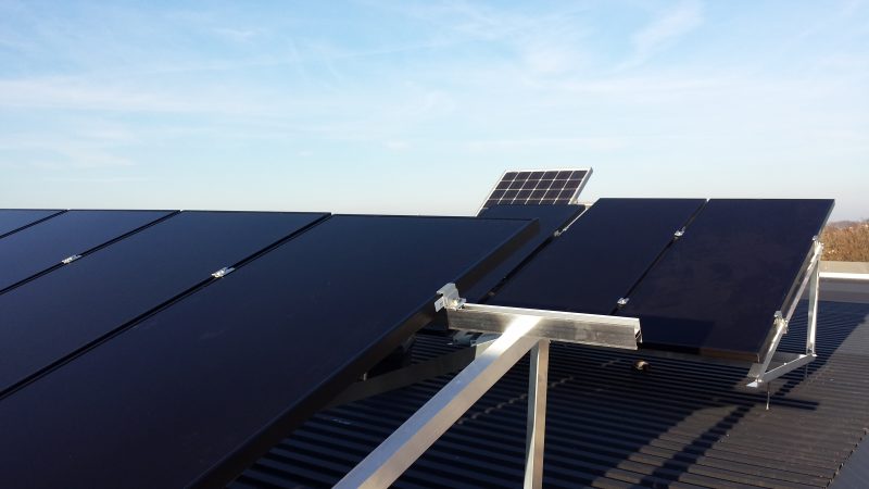 Świetliki dachowe i panele fotowoltaiczne